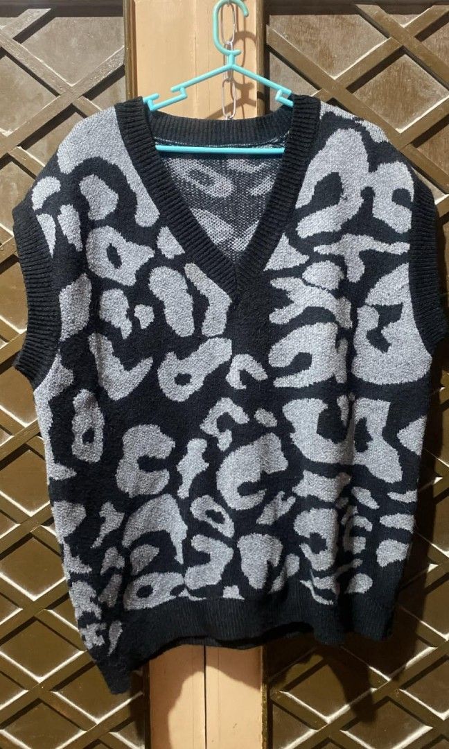 Unisex Oversized Vest (Category: Vests) located in Tarlac. Submitted by jieunieee (Listing ID 1469632265, Image 3). Description: .