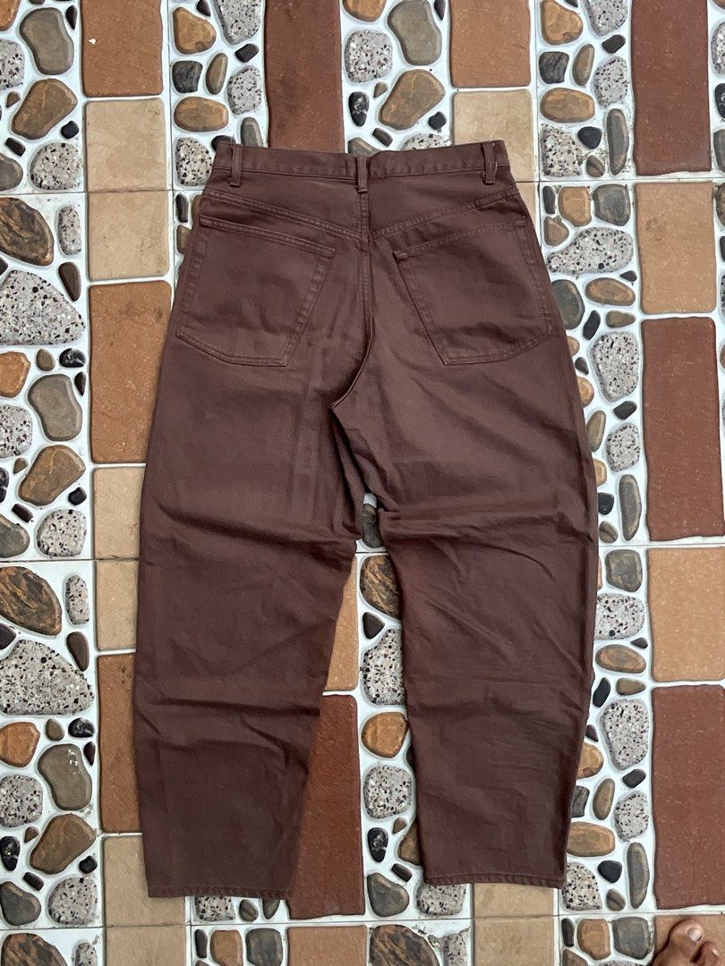 Uniwlo brown barrel pants (Category: Jeans) located in Polangui. Submitted by thruftgineer (Listing ID 1469688594, Image 3). Description: -signs of use.