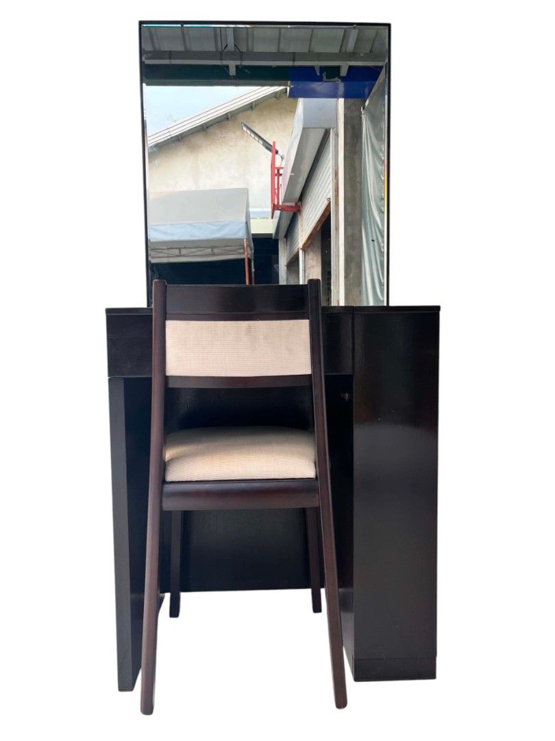 Vanity Dresser with Mirror + Chair (Category: Shelves, Cabinets & Racks) located in Mexico. Submitted by mgracejapansurplus (Listing ID 1469582690, Image 1). Description: Vanity Dresser with Mirror + Chair ✨ - Modern sleek design — dark finish frame with natural wood drawers - Large clear mirror, spacious tabletop, pull-out drawer + 3 side drawers - Includes matching chair — comfortable cushioned seat - Dimensions: L24" × W16" × H56" - Compact, f