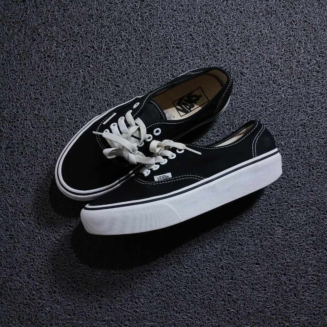 Vans Authentic Black White Canvas Low Top Sneakers (Category: Sneakers) located in Cagayan de Oro. Submitted by sapatos_series (Listing ID 1469731701, Image 1). Description: V4NŚ AŪTHĒNTlC PLATF0RM 🔥 us7.5 40.5 25.5cm 1699 +sf.