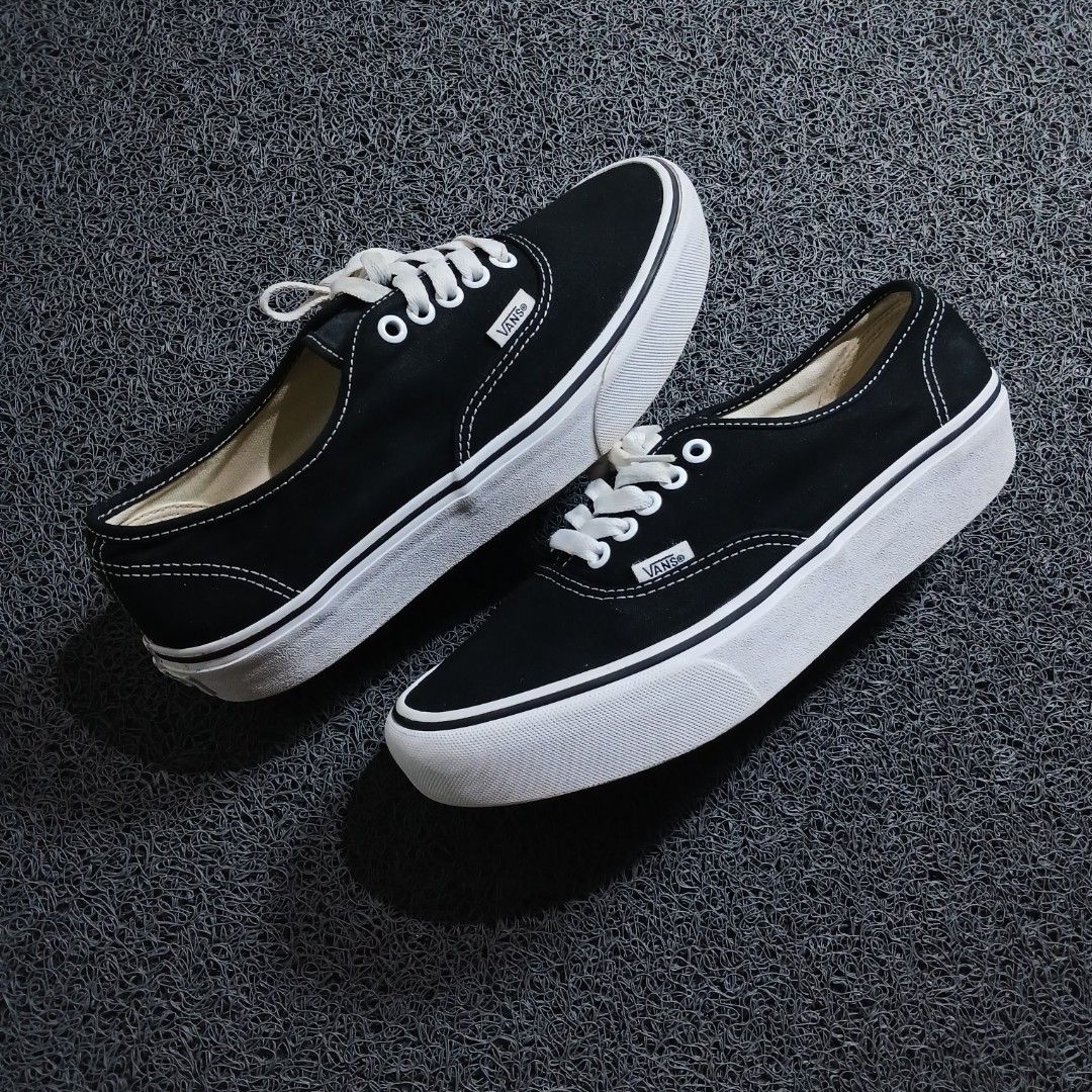 Vans Authentic Black White Canvas Low Top Sneakers (Category: Sneakers) located in Cagayan de Oro. Submitted by sapatos_series (Listing ID 1469731701, Image 2). Description: V4NŚ AŪTHĒNTlC PLATF0RM 🔥 us7.5 40.5 25.5cm 1699 +sf.