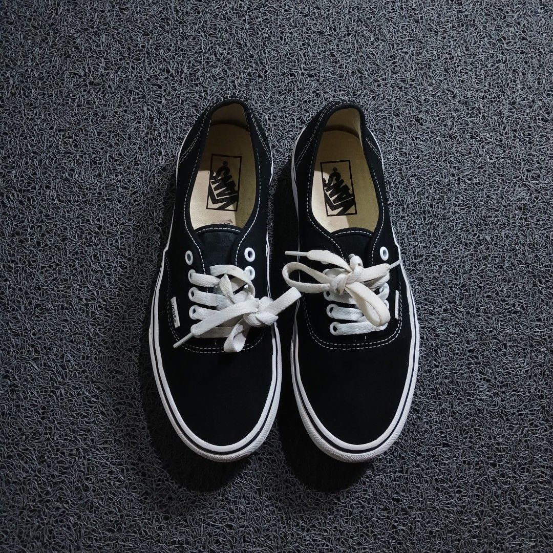 Vans Authentic Black White Canvas Low Top Sneakers (Category: Sneakers) located in Cagayan de Oro. Submitted by sapatos_series (Listing ID 1469731701, Image 3). Description: V4NŚ AŪTHĒNTlC PLATF0RM 🔥 us7.5 40.5 25.5cm 1699 +sf.
