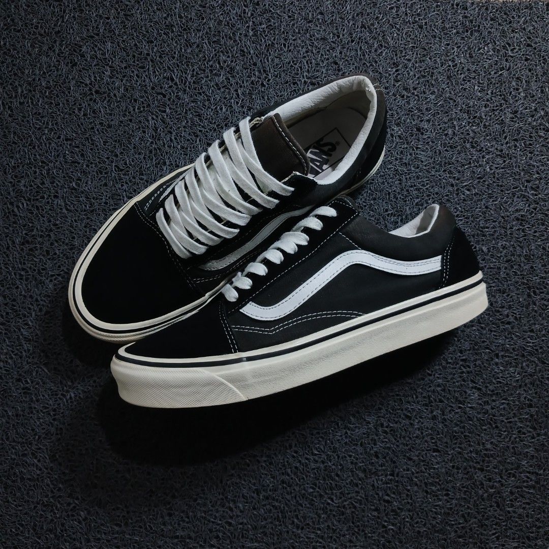 Vans Old Skool Black and White Sneakers (Category: Sneakers) located in Cagayan de Oro. Submitted by sapatos_series (Listing ID 1469728323, Image 1). Description: V4NŚ ĀNĀHĒlM FĀCT0RY 🔥 us10 eur43 28cm 1799 +sf.