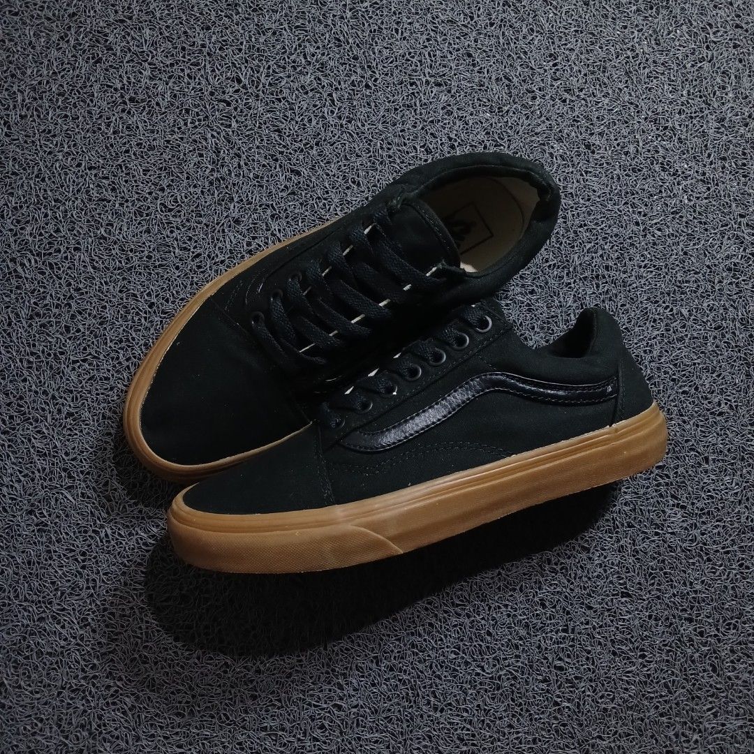 Vans Old Skool Black Gum Sole Sneakers (Category: Sneakers) located in Cagayan de Oro. Submitted by sapatos_series (Listing ID 1469733353, Image 1). Description: V4NŚ 0LDSK0L"BLĀCK GŪM" 🔥 us7.5 eur40 25.5cm 1499 +sf.