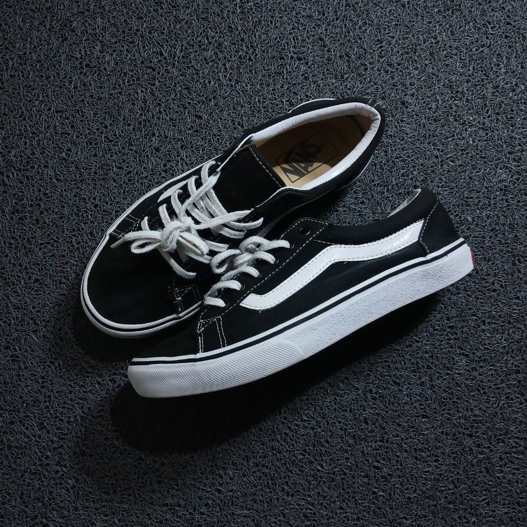 Vans Old Skool Black White Sneakers (Category: Sneakers) located in Cagayan de Oro. Submitted by sapatos_series (Listing ID 1469728541, Image 1). Description: V4NŚ 0S 🔥 us8 eur41 26cm 1299 +sf.