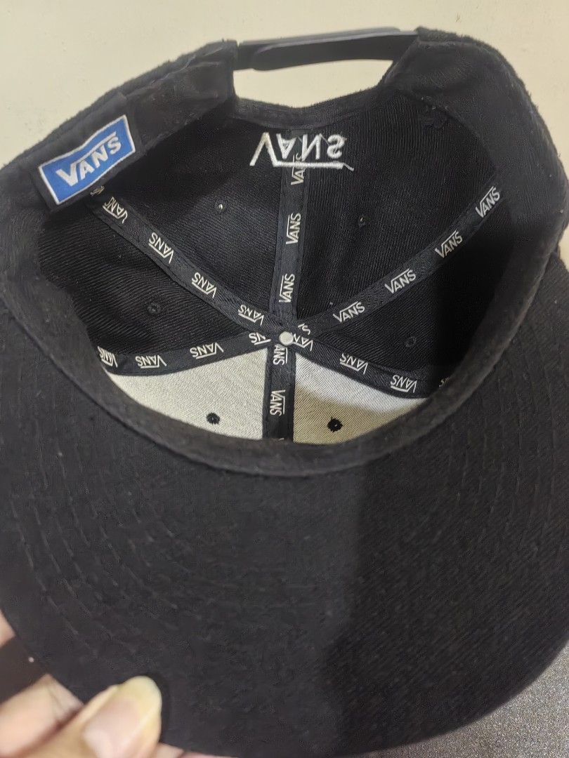 VANS SNAPBACK (Category: Caps & Hats) located in Legazpi City. Submitted by livedolphin_68dee2 (Listing ID 1469698470, Image 3). Description: Van's snapback VGOOD CONDITION.