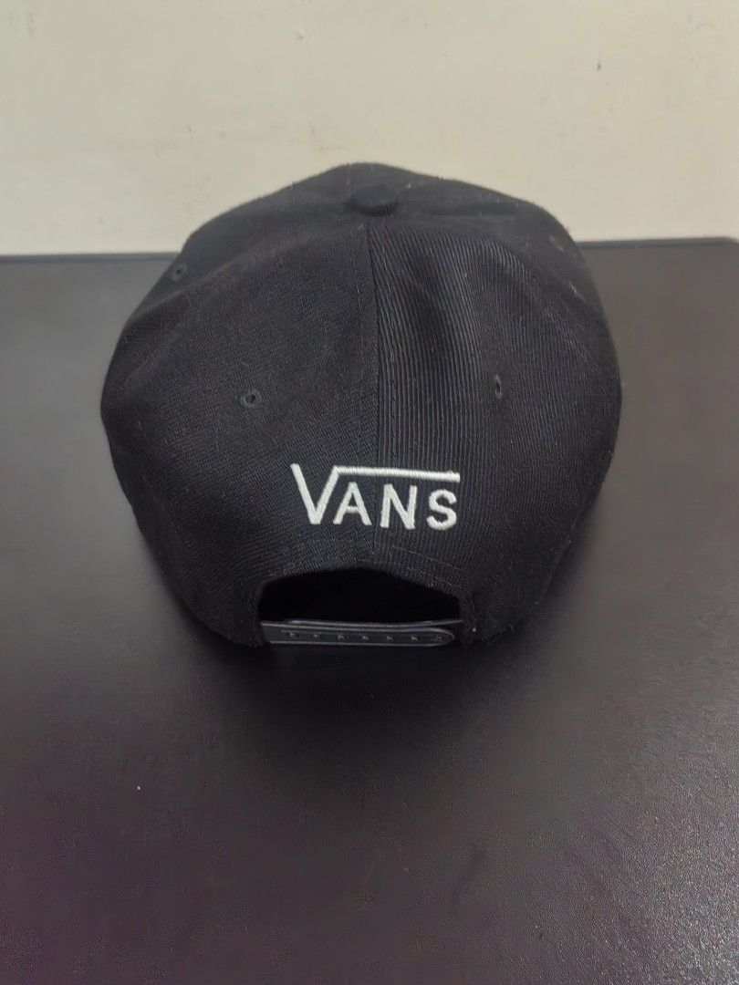 VANS SNAPBACK (Category: Caps & Hats) located in Legazpi City. Submitted by livedolphin_68dee2 (Listing ID 1469698470, Image 2). Description: Van's snapback VGOOD CONDITION.
