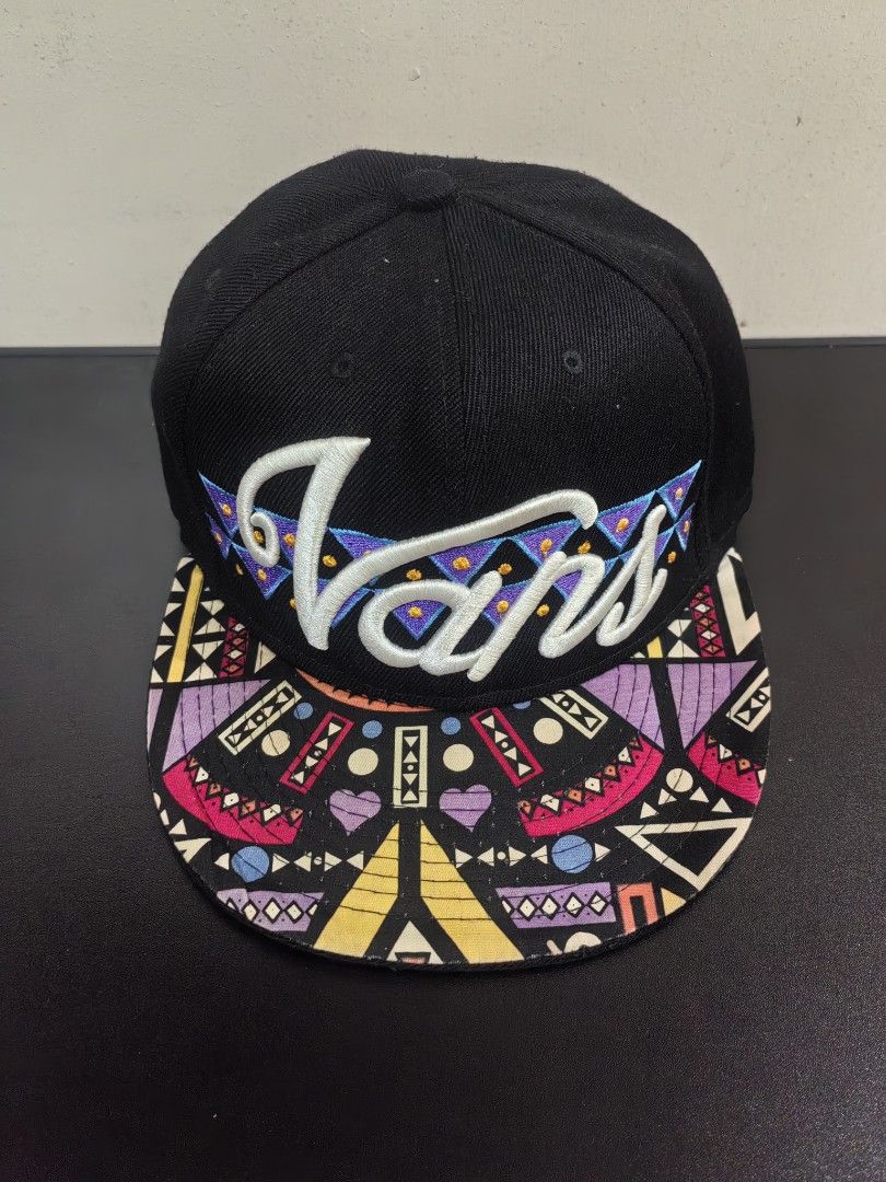 VANS SNAPBACK (Category: Caps & Hats) located in Legazpi City. Submitted by livedolphin_68dee2 (Listing ID 1469698470, Image 1). Description: Van's snapback VGOOD CONDITION.