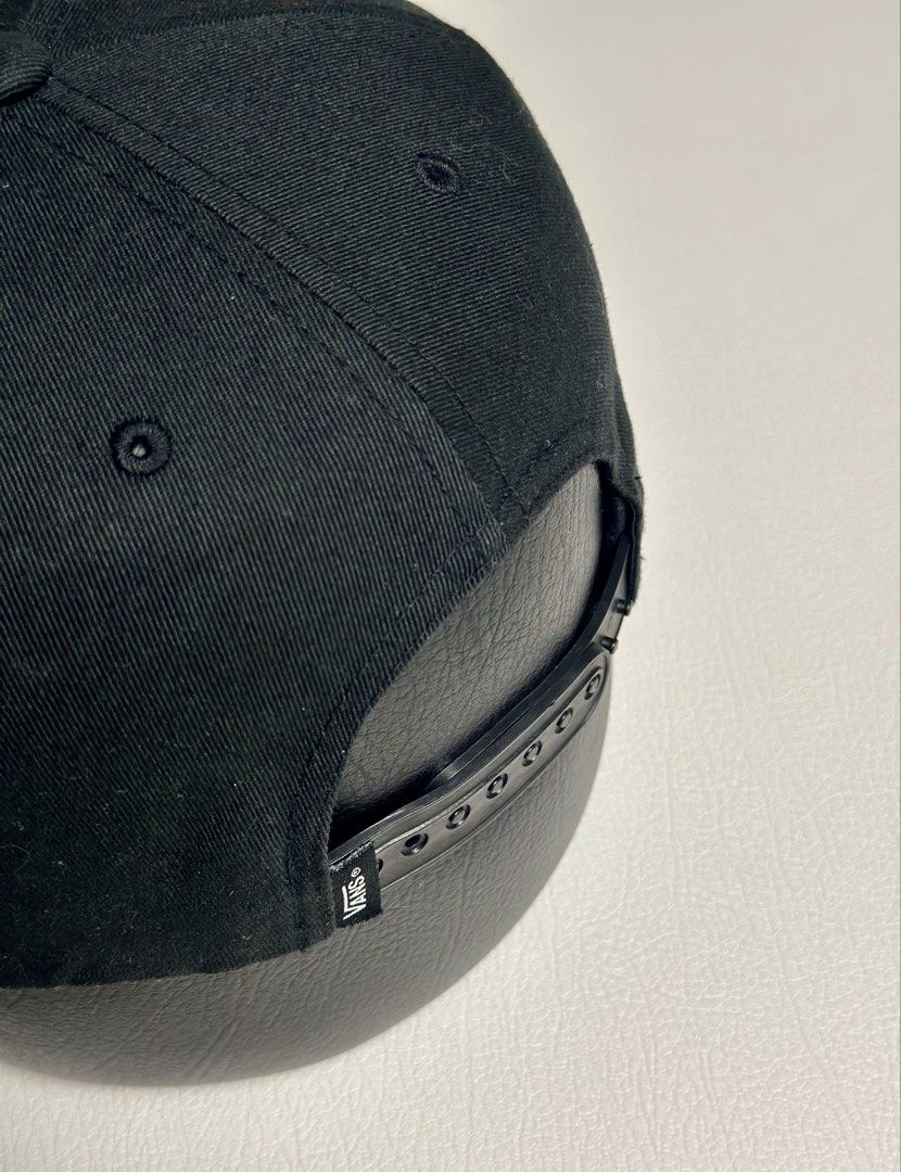 VANS Snapback (Category: Caps & Hats) located in General Santos City (Dadiangas). Submitted by uragon.apparel (Listing ID 1469749532, Image 3). Description: .