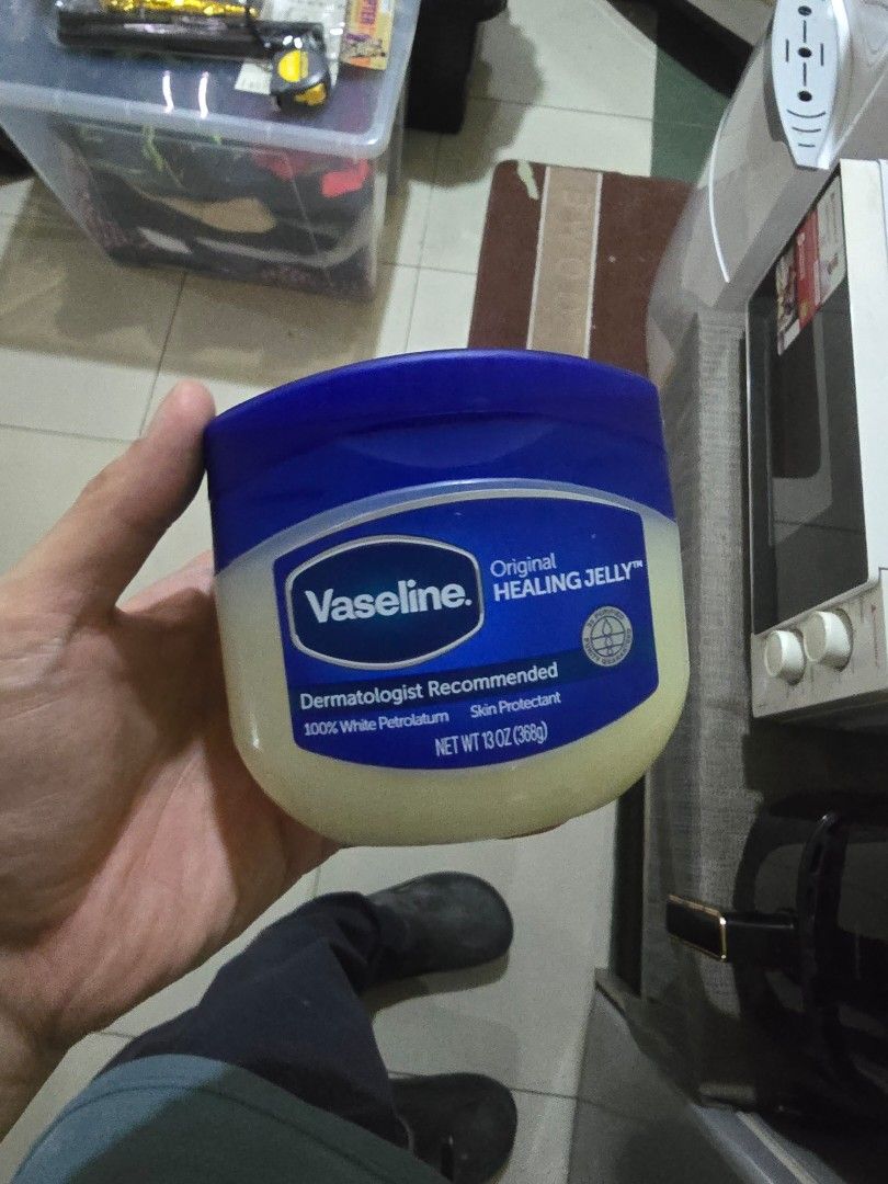 Vaseline Original Healing Jelly 13 oz (Category: Body Care) located in Caloocan City. Submitted by nathanstreasure (Listing ID 1469622383, Image 1). Description: price 600 original loc mandaluyong - Product: Vaseline Original Healing Jelly - Size: 13 oz (Huge tub, lasts forever!) - Condition: Brand new, unopened, and full - Ingredients: 100% pure white petrolatum skin protectant - Best for: Dry skin, minor cuts, scrapes, and burns - Mode of Payme