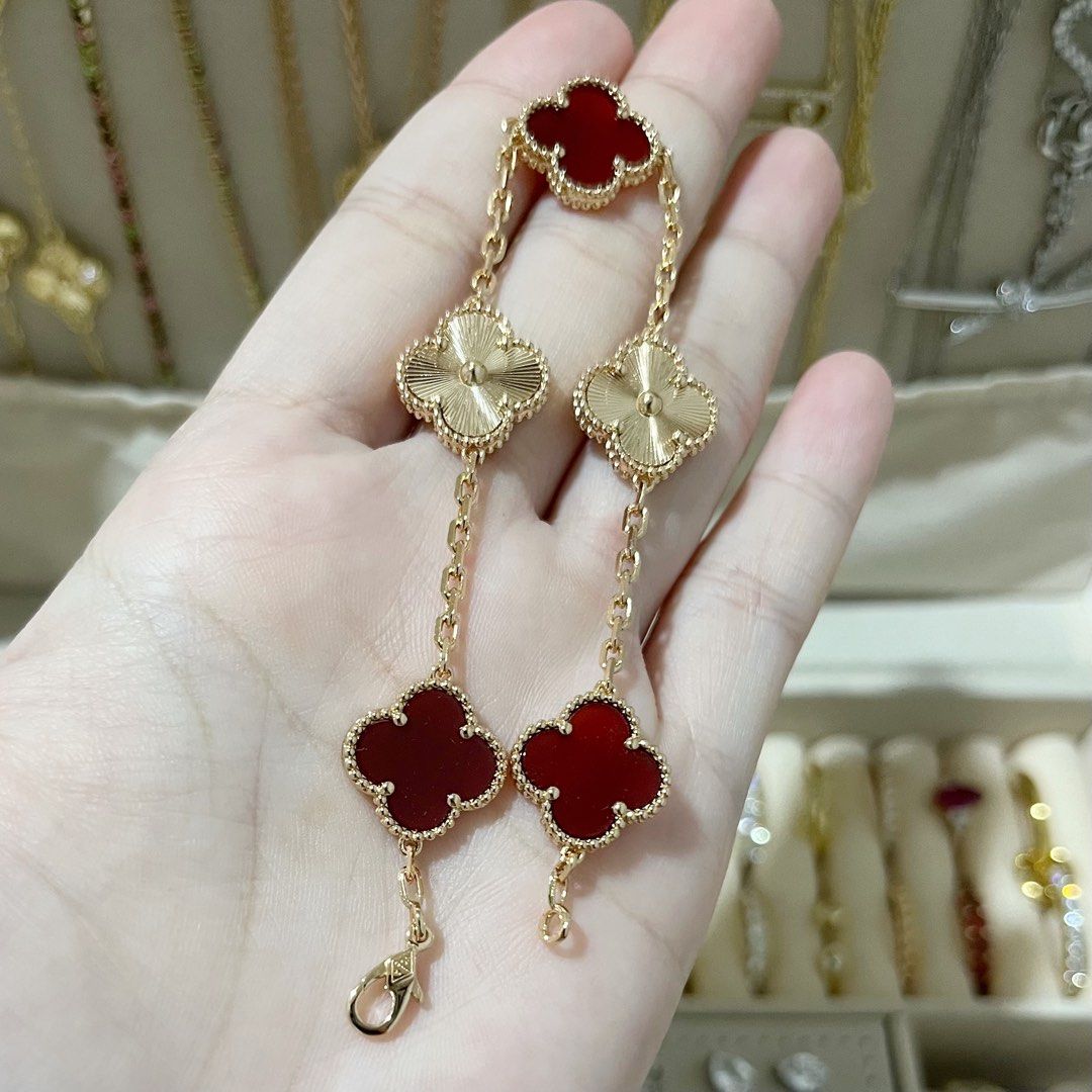 VCA ROSEGOLD RED CARNELIAN BRACELET (Category: Bracelets) located in Talavera. Submitted by curatedbykhy (Listing ID 1469689355, Image 2). Description: Top quality! have markings and codes so nice! material is thick and not cheap!.