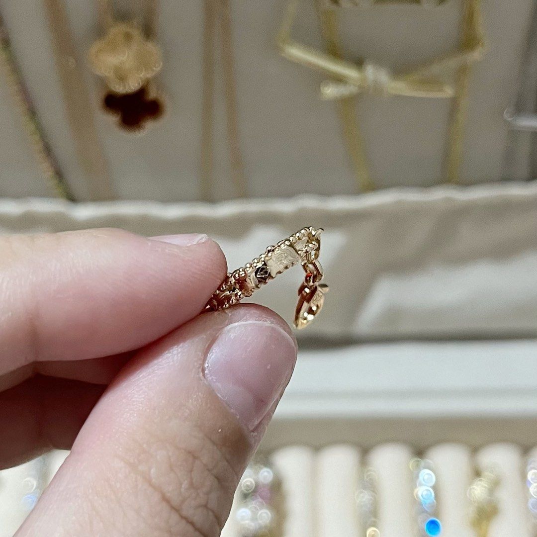 VCA ROSEGOLD RED CARNELIAN BRACELET (Category: Bracelets) located in Talavera. Submitted by curatedbykhy (Listing ID 1469689355, Image 3). Description: Top quality! have markings and codes so nice! material is thick and not cheap!.