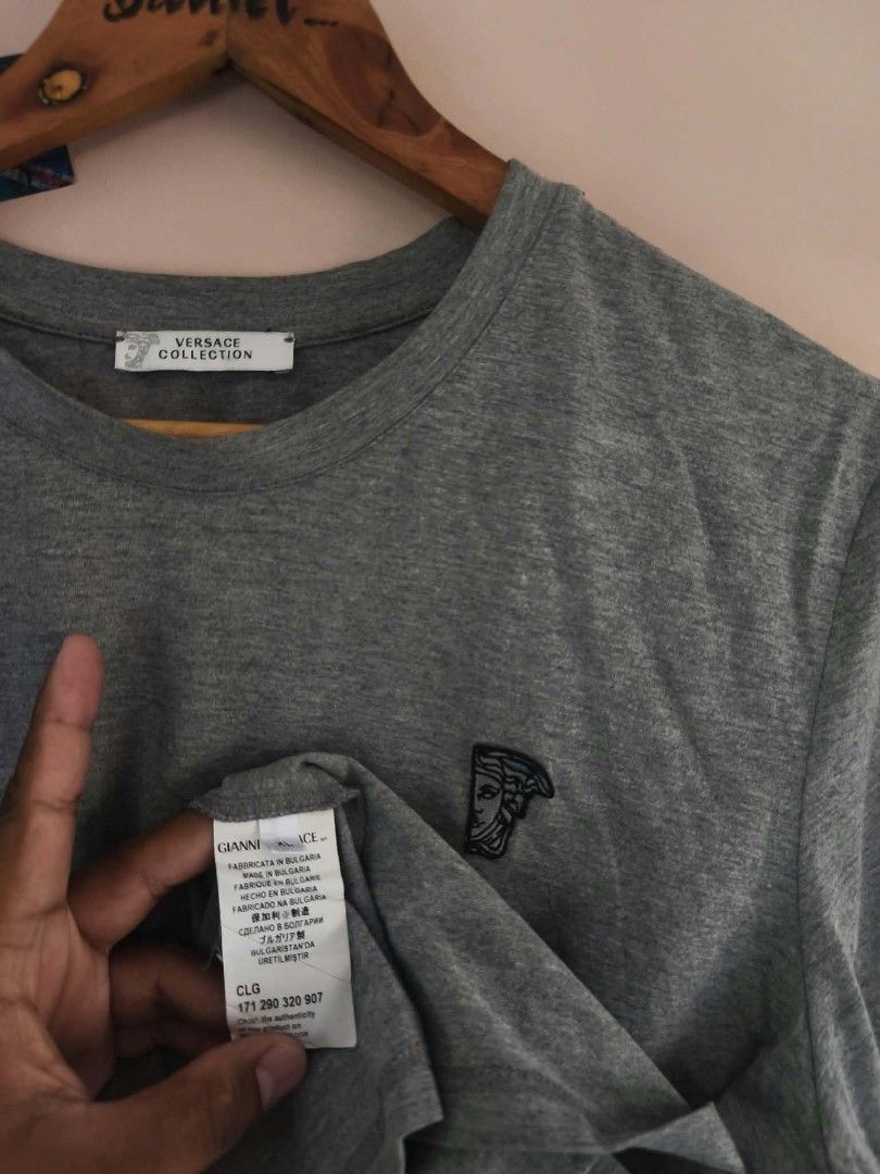 Versace Collection Grey T-Shirt (Category: Tshirts & Polo Shirts ) located in Manila. Submitted by cookthrift (Listing ID 1469576163, Image 2). Description: - Brand: Versace Collection - Color: Grey - Size: Large (L) - Design: Short-sleeve crew neck with iconic embroidered Medusa logo patch on left chest - Origin: Made in Bulgaria - Condition: Excellent, clean fabric with no noticeable flaws - Style: Casual, versatile everyday wear 21/28 dimes ex