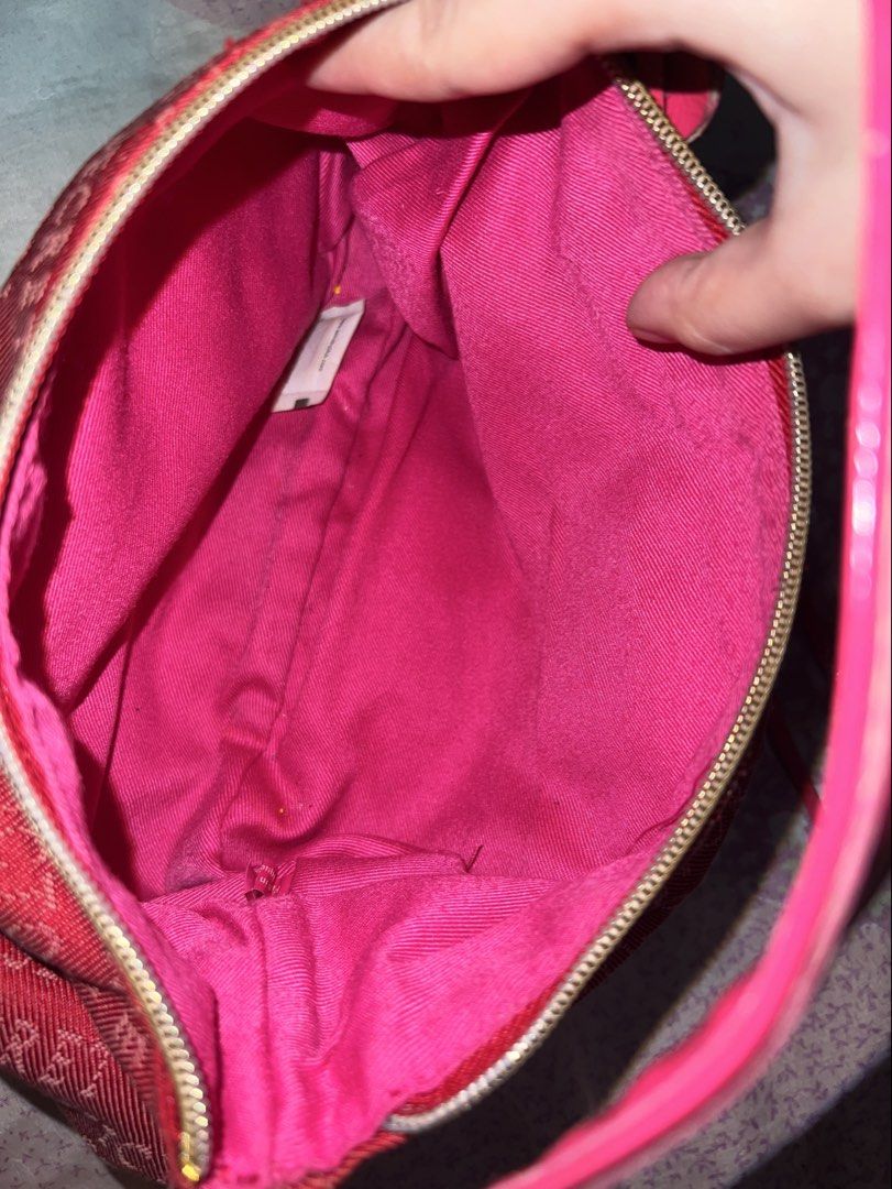 VICTORIA SECRET SUMMER BAG (Category: Beach Bags) located in Bulacan. Submitted by sgnzj (Listing ID 1469655900, Image 3). Description: MINIMAL COLOR TRANSFER ZIPPER ARE WORKING ALL GOODS AND FUNCTIONAL INSIDE VERY SPACIOUS AND GOOD AS SUMMER BAG .