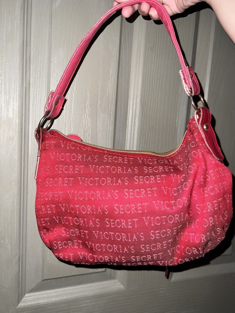 VICTORIA SECRET SUMMER BAG (Category: Beach Bags) located in Bulacan. Submitted by sgnzj (Listing ID 1469655900, Image 2). Description: MINIMAL COLOR TRANSFER ZIPPER ARE WORKING ALL GOODS AND FUNCTIONAL INSIDE VERY SPACIOUS AND GOOD AS SUMMER BAG .