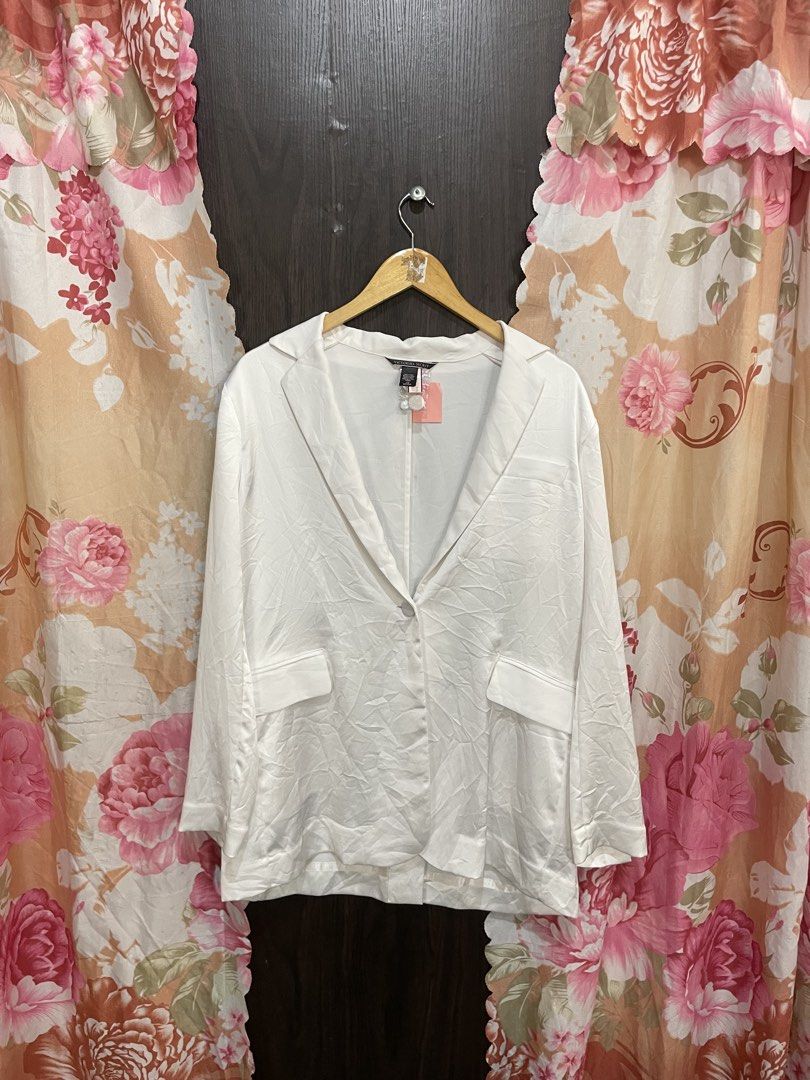 Victoria’s Secret Longsleeve (Category: Coats, Jackets and Outerwear) located in Cagayan de Oro. Submitted by dwight_666 (Listing ID 1469677841, Image 1). Description: good for large no issue color rate: 9.5/10.