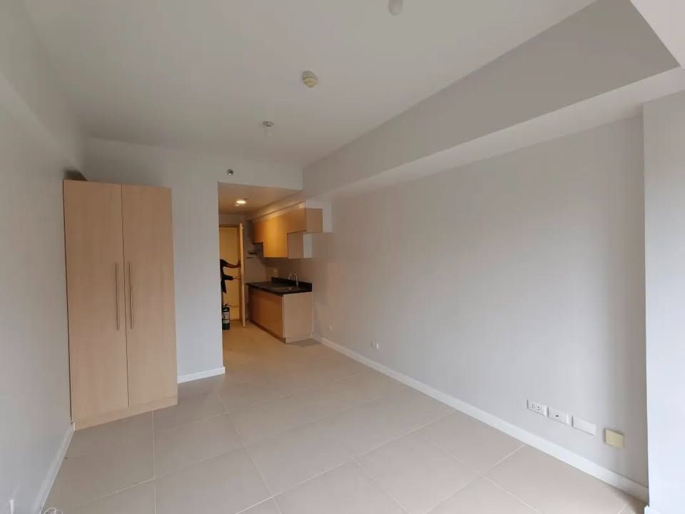 Viento Studio Unit Rush Sale (Category: Apartments & Condos) located in Manila. Submitted by jeromeasuncion (Listing ID 1469593637, Image 1). Description: FOR SALE: Studio Unit – Viento by Cerca Alabang (Alveo) Selling Price: 4.2M (CGT included) Floor Area: 24 sqm Floor: 3rd Floor Title: Clean title on hand Parking: No parking included Owner is leaving the Philippines permanently. A great opportunity to own a studio unit in Alabang at a negotiabl
