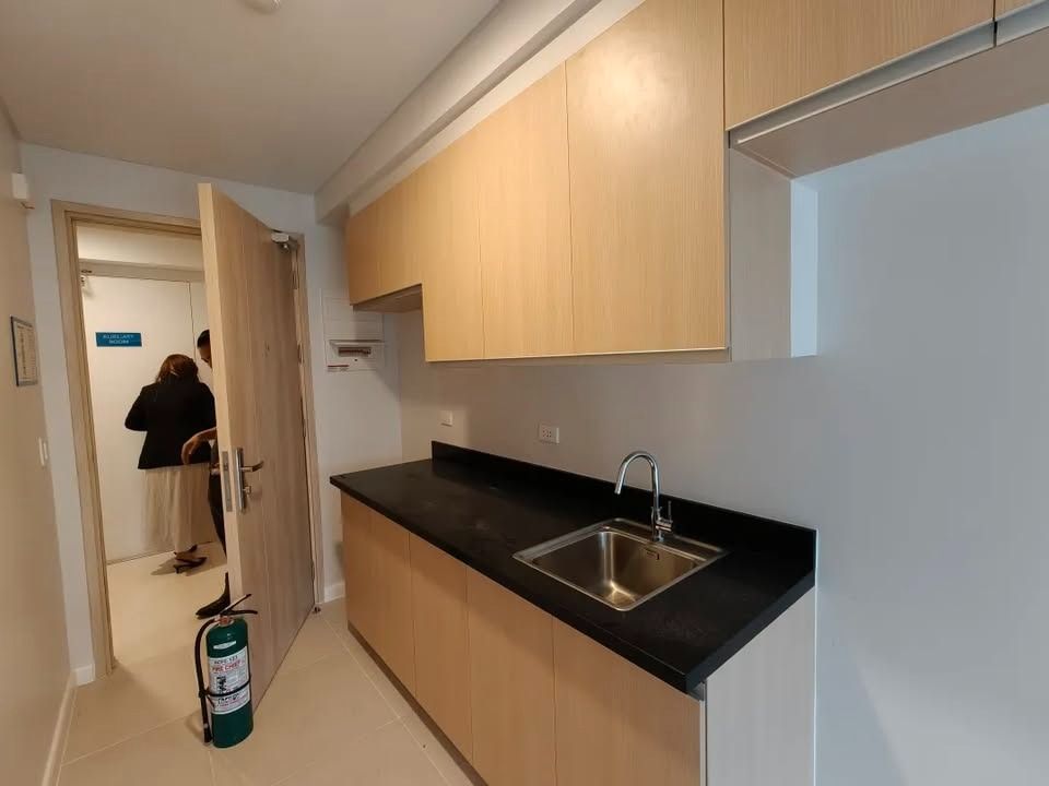 Viento Studio Unit Rush Sale (Category: Apartments & Condos) located in Manila. Submitted by jeromeasuncion (Listing ID 1469593637, Image 2). Description: FOR SALE: Studio Unit – Viento by Cerca Alabang (Alveo) Selling Price: 4.2M (CGT included) Floor Area: 24 sqm Floor: 3rd Floor Title: Clean title on hand Parking: No parking included Owner is leaving the Philippines permanently. A great opportunity to own a studio unit in Alabang at a negotiabl