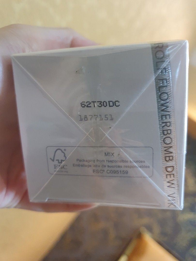 Viktor & Rolf Flowerbomb Dew Eau de Parfum 50ml (Category: Fragrance & Deodorants) located in San Juan City. Submitted by miles567 (Listing ID 1469692706, Image 3). Description: VIKTOR & ROLF FLOWERBOMB DEW EDP FOR WOMEN Brand new and sealed original price: php10,420 sale price: php6800 rfs: gift. still have a lot of perfumes Viktor and Rolf Flowerbomb Dew eau de parfum, 50ml bottle. Vaporisateur spray format. Factory sealed in original cellophan