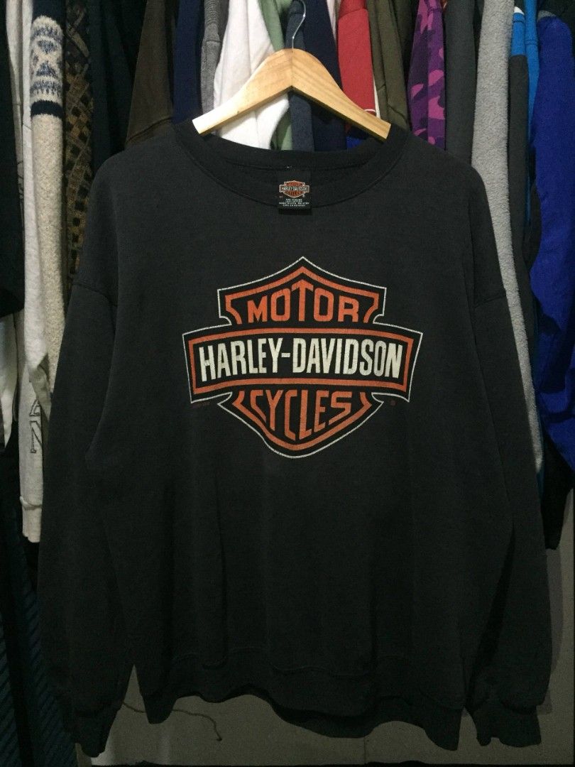 Vintage 2001 Harley Davidson Sweatshirt (Category: Coats, Jackets and Outerwear) located in Calamba. Submitted by mysticcat-5ccee5 (Listing ID 1469672908, Image 2). Description: 📌Vintage 2001 Harley Davidson Louisville Kentucky(Retag) Dimes📏 Length-28 Width-25 Vintage Condition 6/10 Cr 💸1299+Shipping Fee 📌Calamba, Laguna.
