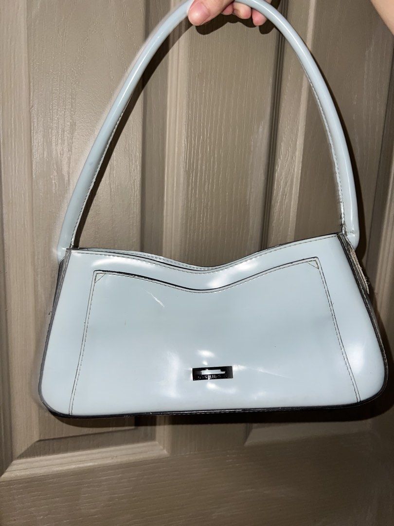 VINTAGE GUESS BAGUETTE BAG (Category: Shoulder Bags) located in Bulacan. Submitted by sgnzj (Listing ID 1469655350, Image 1). Description: MINIMAL COLOR TRANSFER AND RUBS ON THE SIDE OF THE BAG INSIDE OF THE BAG ARE ALL GOODS AND FUNCTIONAL COMES WITH A LOT OF ZIPPER POCKET STURDY AND PERFECT FOR PARTY .