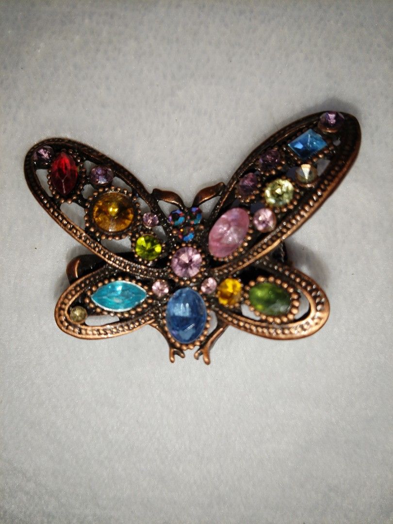 Vintage hair clips/barretes (Category: Hair Accessories) located in Goa. Submitted by liz1104 (Listing ID 1469700263, Image 3). Description: Hard to come by pieces of antique finely crafted hair accessories. Mix of metal/brass, silver, bronze tone, fiberglass, enamel, sparkling rhinestones material - no plastic. Evita Peroni quality-like. Some have codes. Price varies Can be sold as set or separately. Gcash Sf on buyer's expense..