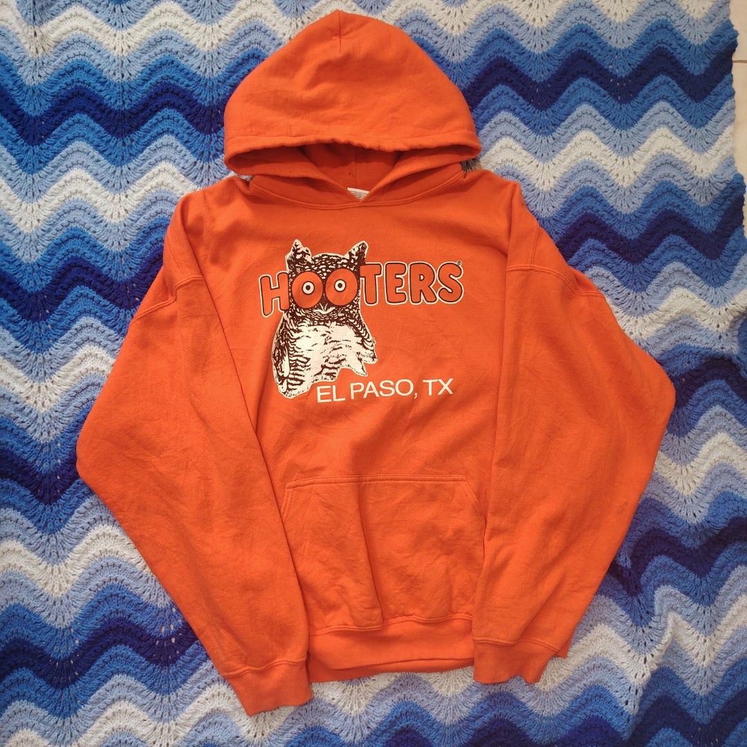 VINTAGE HOOTERS HOODIE (Category: Coats, Jackets and Outerwear) located in Manila. Submitted by unlithriftsouth (Listing ID 1469607342, Image 1). Description: SIZE XL NEEDS WASH.