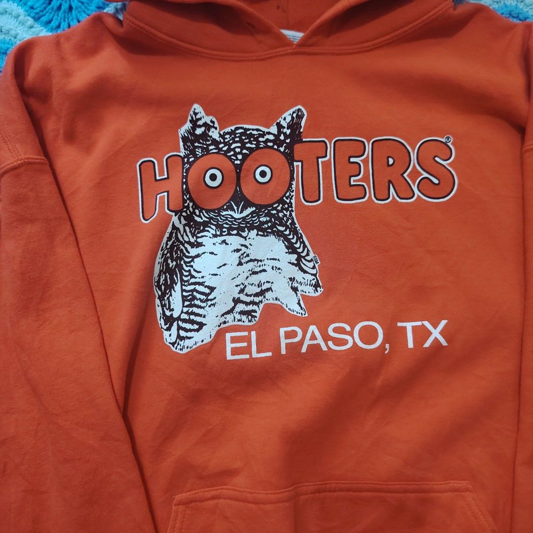 VINTAGE HOOTERS HOODIE (Category: Coats, Jackets and Outerwear) located in Manila. Submitted by unlithriftsouth (Listing ID 1469607342, Image 2). Description: SIZE XL NEEDS WASH.