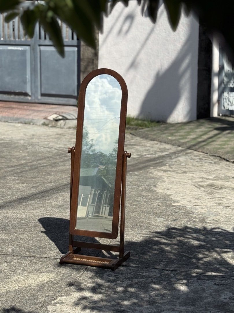Vintage Mirror (Category: Mirrors) located in Bulacan. Submitted by rock_off.thriftshop.ph (Listing ID 1469704696, Image 2). Description: .