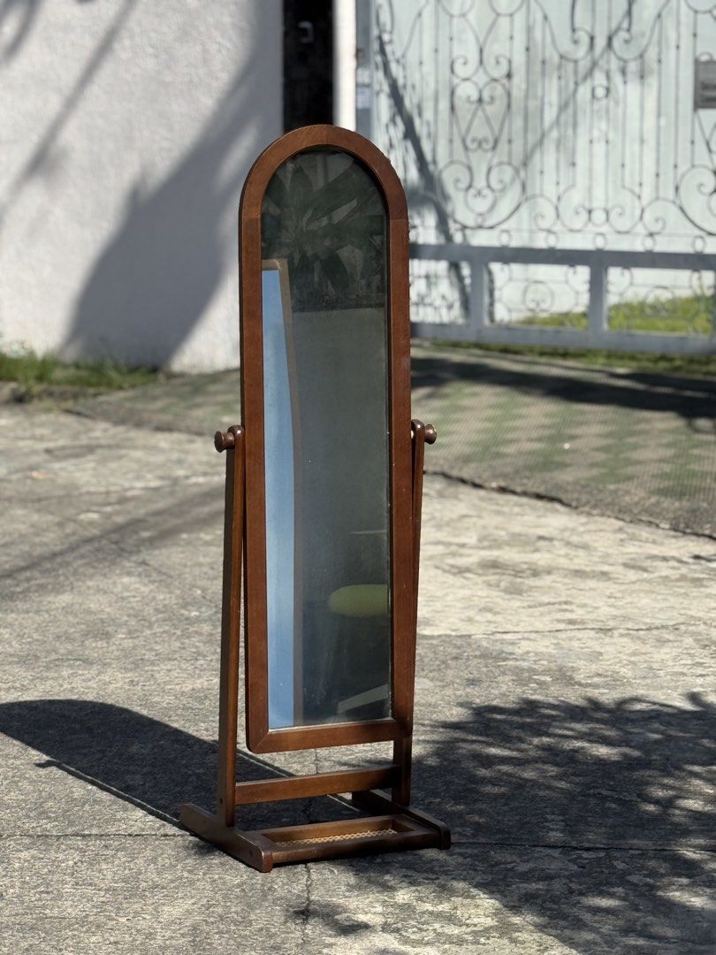 Vintage Mirror (Category: Mirrors) located in Bulacan. Submitted by rock_off.thriftshop.ph (Listing ID 1469704696, Image 1). Description: .