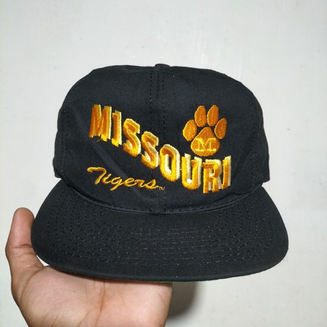 Vintage Missouri tigers Snapback (Category: Caps & Hats) located in Aloran. Submitted by thrift_hunter73 (Listing ID 1469595689, Image 1). Description: Vintage Missouri tigers Snapback.