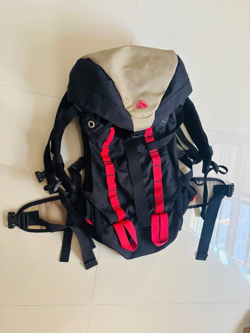 Vintage Nike ACG Backpack 35 liters (Category: Backpacks) located in Manila. Submitted by martinezlu17553 (Listing ID 1469733020, Image 2). Description: 35 liters with hip belt sternum strap what to expect: check 2 final photos.