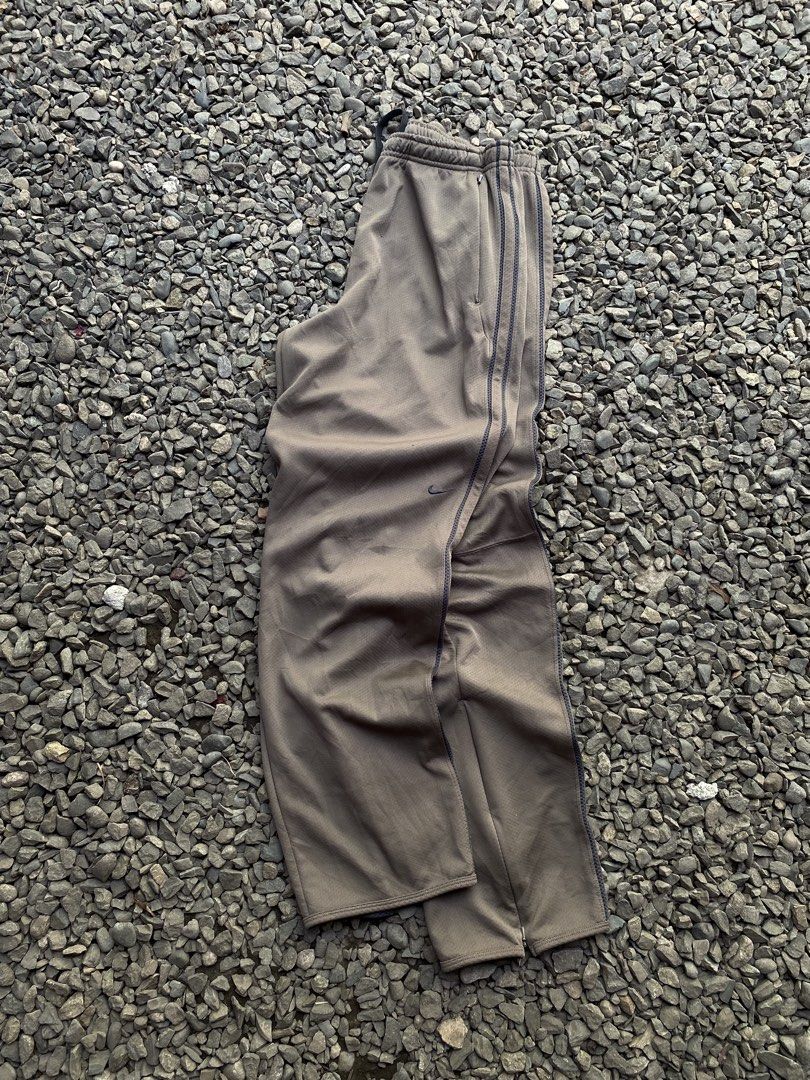 VINTAGE NIKE CHOCO BROWN (Category: Joggers) located in Manila. Submitted by https_uno (Listing ID 1469654533, Image 1). Description: Dm for more details & dimes.