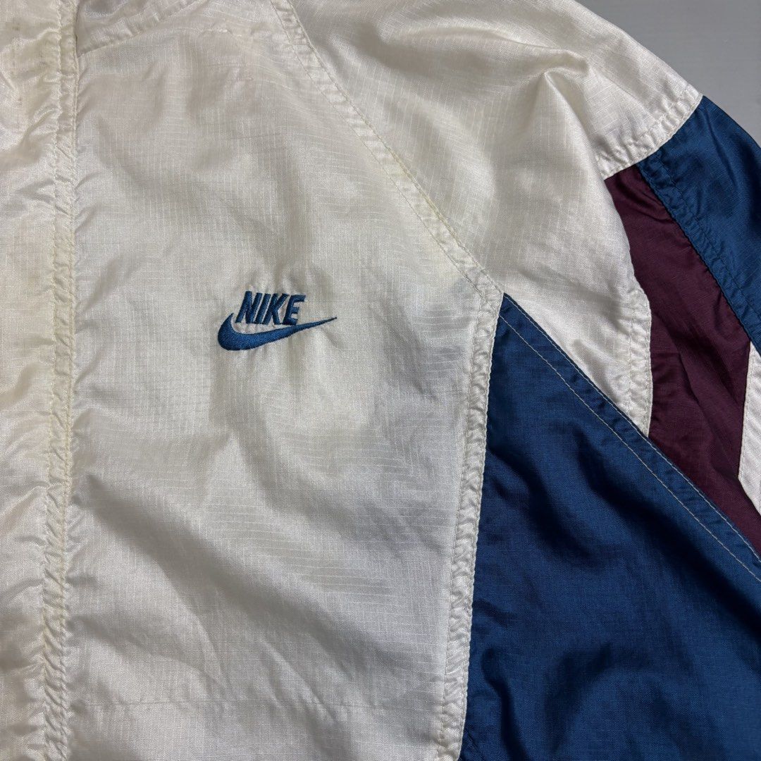 VINTAGE NIKE WINDBREAKER (Category: Activewear) located in Taguig. Submitted by the_rare_edit (Listing ID 1469596587, Image 3). Description: DIMENSIONS: 23x28 ISSUE: none COLOR RATE: 9.8/10 CONDITION: Excellent condition .