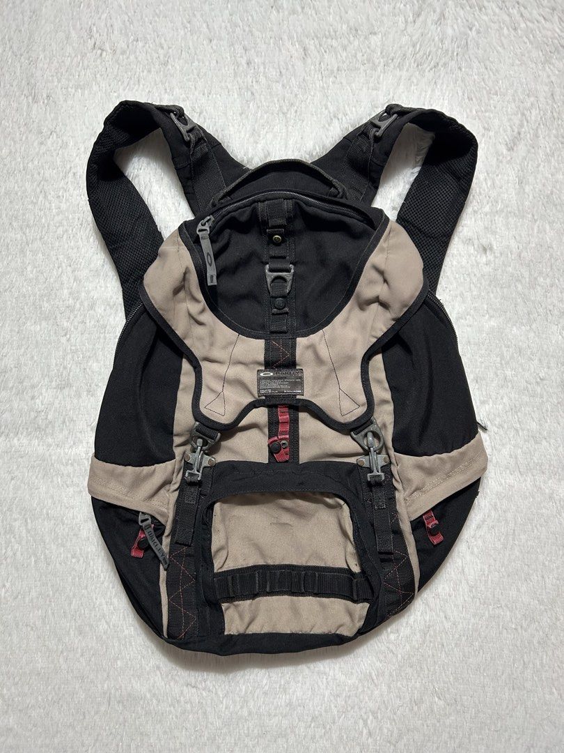 Vintage Oakley Tactical Field Gear Backpack (Category: Backpacks) located in Quezon City. Submitted by commonwealthpickerph (Listing ID 1469598496, Image 1). Description: Vintage Oakley Tactical Field Gear Backpack - Heavy-duty construction equipped with durable metal hardware hooks - Multiple front zippered pockets and adjustable straps for a secure, custom fit - Built-in tactical patch on the front panel for added utility aesthetic - Condition: