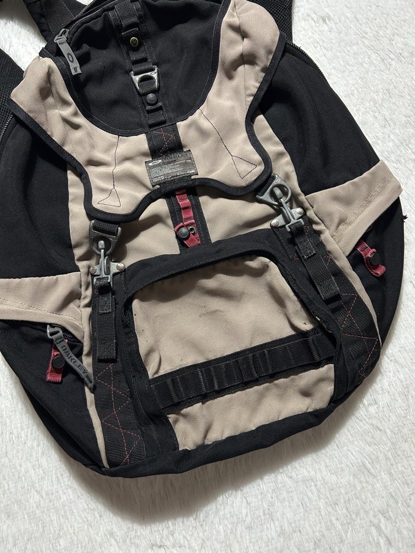 Vintage Oakley Tactical Field Gear Backpack (Category: Backpacks) located in Quezon City. Submitted by commonwealthpickerph (Listing ID 1469598496, Image 2). Description: Vintage Oakley Tactical Field Gear Backpack - Heavy-duty construction equipped with durable metal hardware hooks - Multiple front zippered pockets and adjustable straps for a secure, custom fit - Built-in tactical patch on the front panel for added utility aesthetic - Condition: