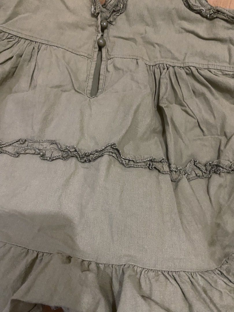 VINTAGE PEPLUM TOP | small to medium (Category: Blouses) located in Marikina City. Submitted by ctgccc (Listing ID 1469692226, Image 3). Description: SIZE: small to medium (stretchy) COLOR: green (pale in picture) FIT: loose WITH SMALL STAIN AT THE BACK.