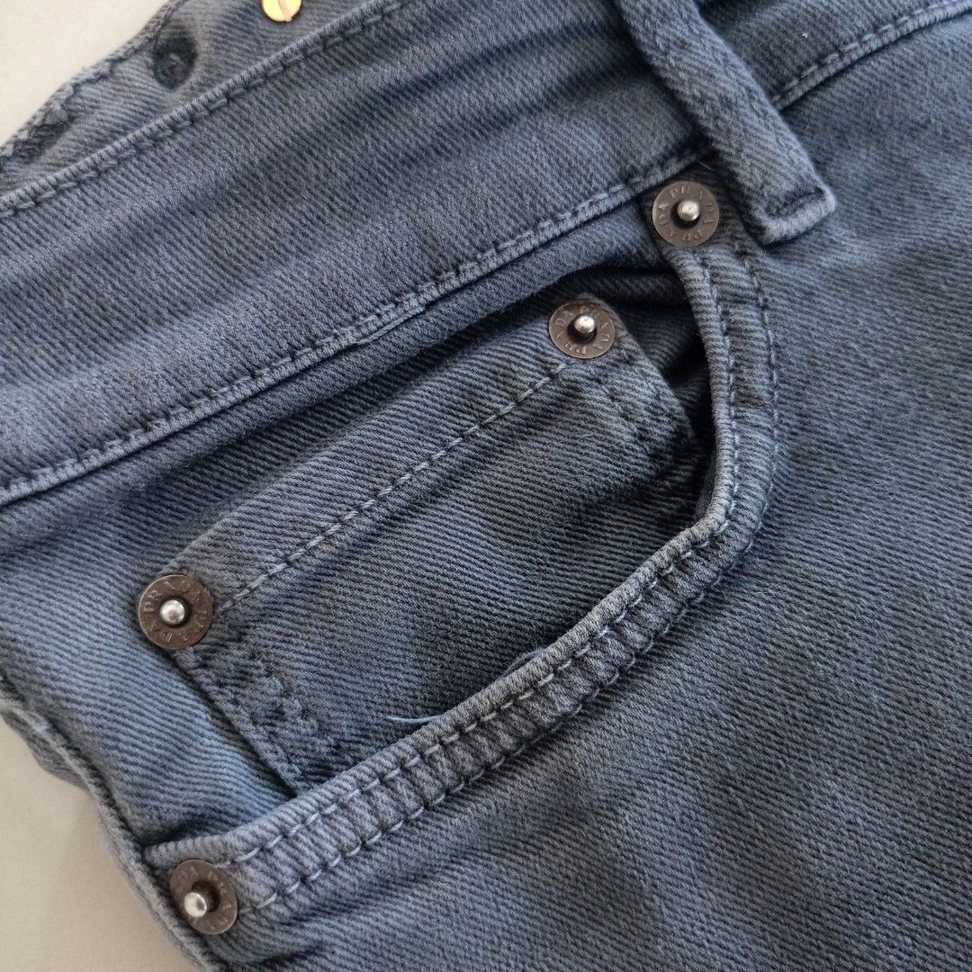 VINTAGE PRADA AUTHENTIC (Category: Jeans) located in Candaba. Submitted by luxondiscount (Listing ID 1469695388, Image 3). Description: w-32 L-43 Hem-7.