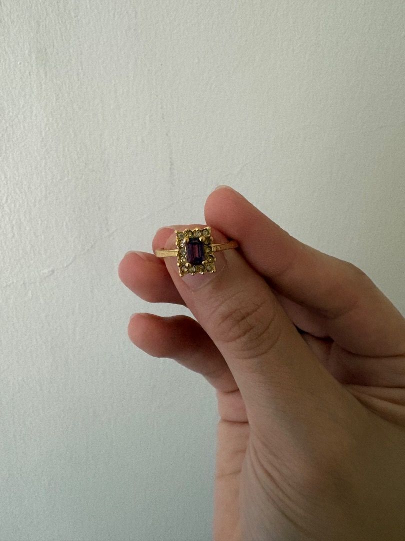 Vintage Ring (Category: Rings) located in Quezon City. Submitted by icecreammonster (Listing ID 1469582401, Image 3). Description: Vintage Ring Size 7-8.