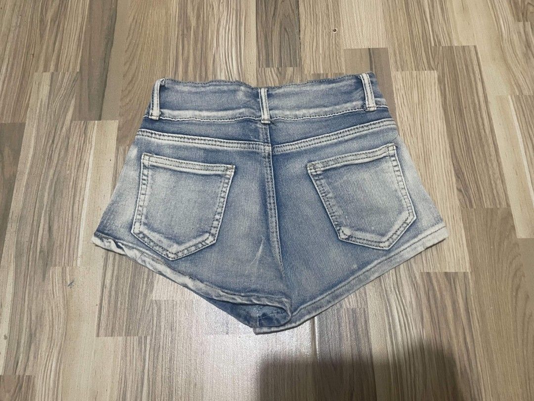 Vintage Midwaist Fitted Shorts (Category: Shorts) located in San Pedro. Submitted by r.vynarchive (Listing ID 1469668731, Image 2). Description: Size 24 Good condition DM to claim and for deets.
