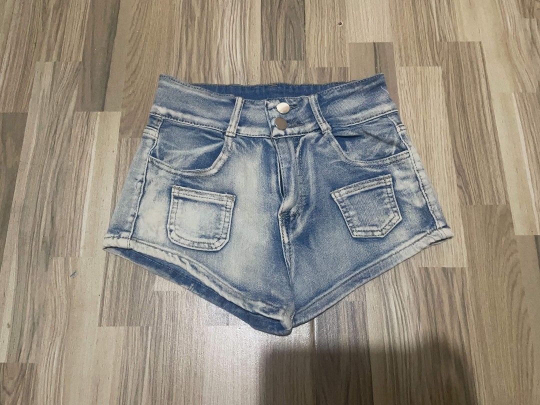 Vintage Midwaist Fitted Shorts (Category: Shorts) located in San Pedro. Submitted by r.vynarchive (Listing ID 1469668731, Image 1). Description: Size 24 Good condition DM to claim and for deets.