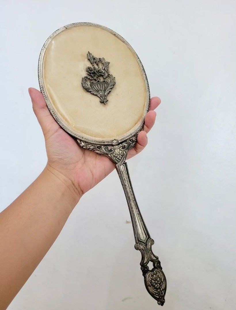 Vintage Shiseido Handheld Mirror (Category: Everything Else Others) located in Balanga. Submitted by marae_c (Listing ID 1469576961, Image 2). Description: Boxed. In very good condition, with minimal flaws sa back. Chip sa metal design and yung cover nya naka angat, see last few pics for ref. but overall in good useable confition. Medyo mabigat since metal po yung handle nya. Perfect for vintage lovers. A great addition to you powder/vanity area 