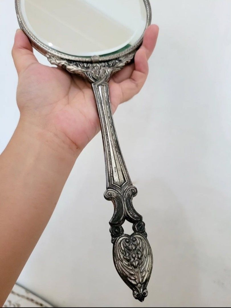 Vintage Shiseido Handheld Mirror (Category: Everything Else Others) located in Balanga. Submitted by marae_c (Listing ID 1469576961, Image 3). Description: Boxed. In very good condition, with minimal flaws sa back. Chip sa metal design and yung cover nya naka angat, see last few pics for ref. but overall in good useable confition. Medyo mabigat since metal po yung handle nya. Perfect for vintage lovers. A great addition to you powder/vanity area 