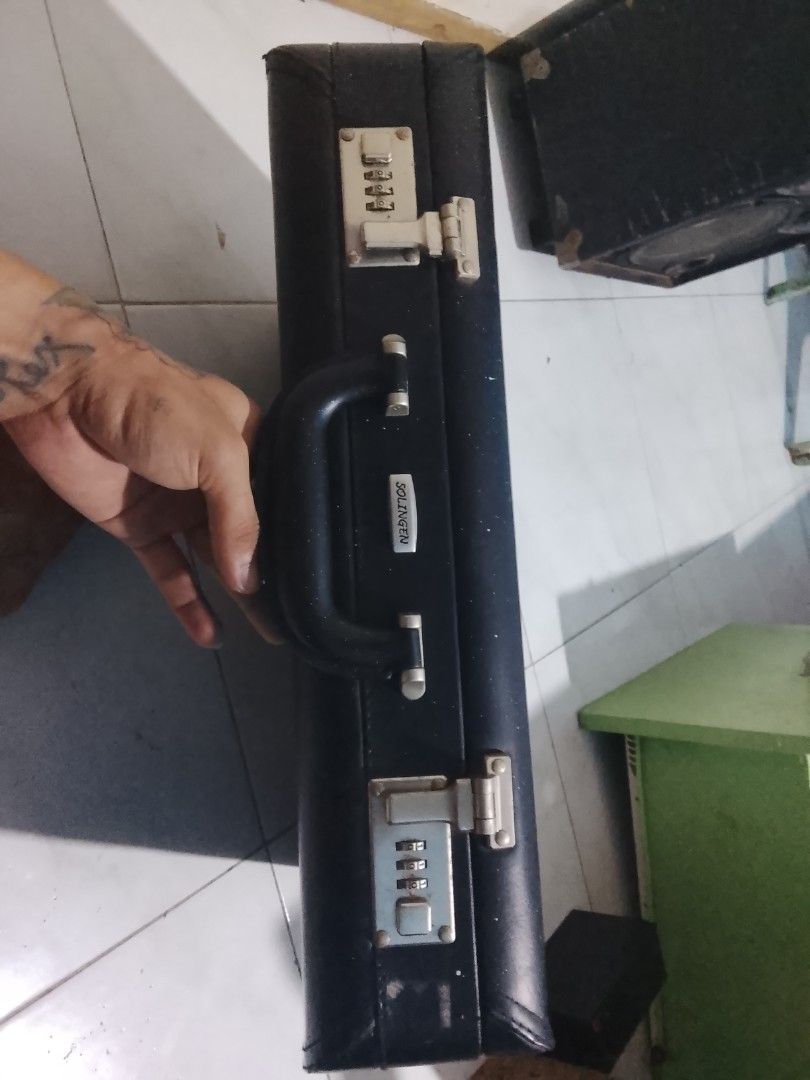 vintage solingen hard-shell Briefcase/attache Case (Category: Luxury Bags & Wallets) located in Caloocan City. Submitted by nicko213 (Listing ID 1469629318, Image 3). Description: Vintage Solingen Hard-Shell Briefcase / Attache Case (Working Locks) * Brand/Tatak: Solingen (Classic / Vintage) * Kulay: Itim (Black Exterior) * Kondisyon: Used - Good Vintage Condition - Locks: 100% Working at gumagana nang maayos ang mga lock/latch. - Amoy: Malinis, 