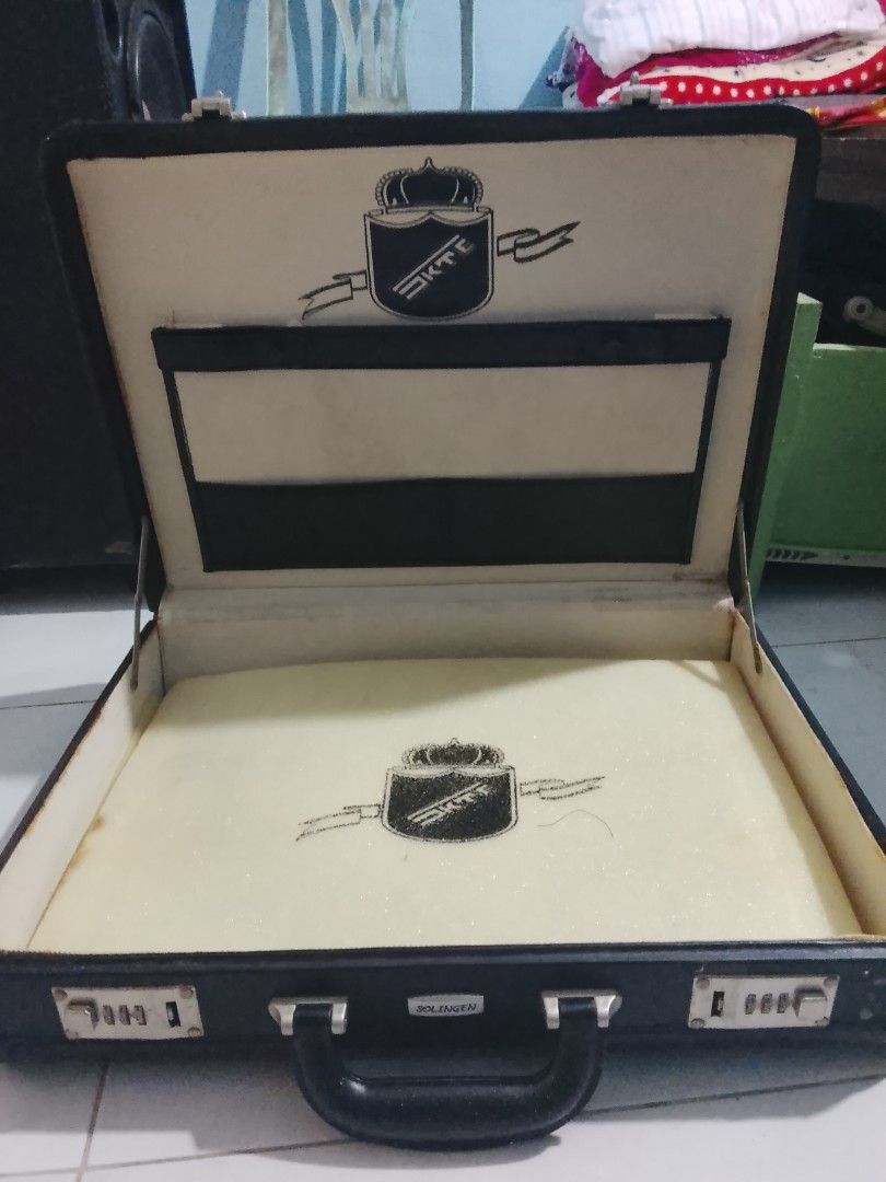 vintage solingen hard-shell Briefcase/attache Case (Category: Luxury Bags & Wallets) located in Caloocan City. Submitted by nicko213 (Listing ID 1469629318, Image 1). Description: Vintage Solingen Hard-Shell Briefcase / Attache Case (Working Locks) * Brand/Tatak: Solingen (Classic / Vintage) * Kulay: Itim (Black Exterior) * Kondisyon: Used - Good Vintage Condition - Locks: 100% Working at gumagana nang maayos ang mga lock/latch. - Amoy: Malinis, 