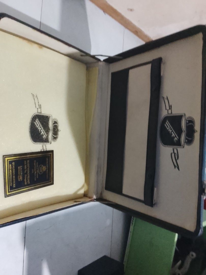 vintage solingen hard-shell Briefcase/attache Case (Category: Luxury Bags & Wallets) located in Caloocan City. Submitted by nicko213 (Listing ID 1469629318, Image 2). Description: Vintage Solingen Hard-Shell Briefcase / Attache Case (Working Locks) * Brand/Tatak: Solingen (Classic / Vintage) * Kulay: Itim (Black Exterior) * Kondisyon: Used - Good Vintage Condition - Locks: 100% Working at gumagana nang maayos ang mga lock/latch. - Amoy: Malinis, 