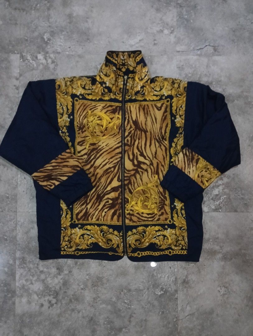 VINTAGE TIGER PRINT (Category: Coats, Jackets and Outerwear) located in Baguio. Submitted by lakobado05766 (Listing ID 1469689354, Image 1). Description: SOLID PIECE MEDIUM-LARGE EXCELLENT CONDITION NO ISSUE.