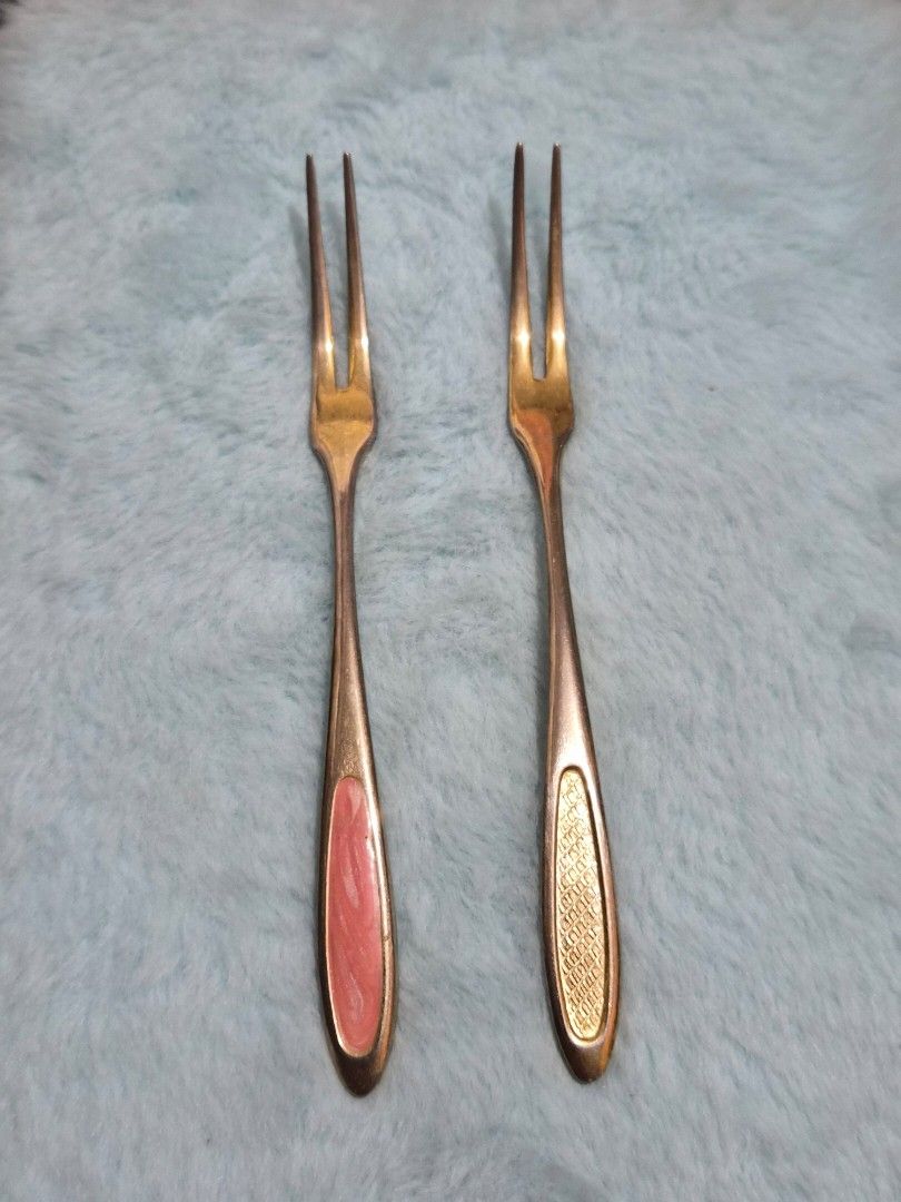 Vintage Two-Prong Fork Cocktail Fruit Fork Set (Category: Dinnerware & Cutlery) located in Mandaue City. Submitted by chuchi152615 (Listing ID 1469702783, Image 3). Description: - Set of 2 small two-prong forks, approx. 4.5 inches long - Solid metal construction for durability - Unique designs: 1 textured gold-tone handle and 1 swirled pink enamel inlay - Ideal for appetizers, fruits, desserts, and parties - Add a charming touch to your next gath