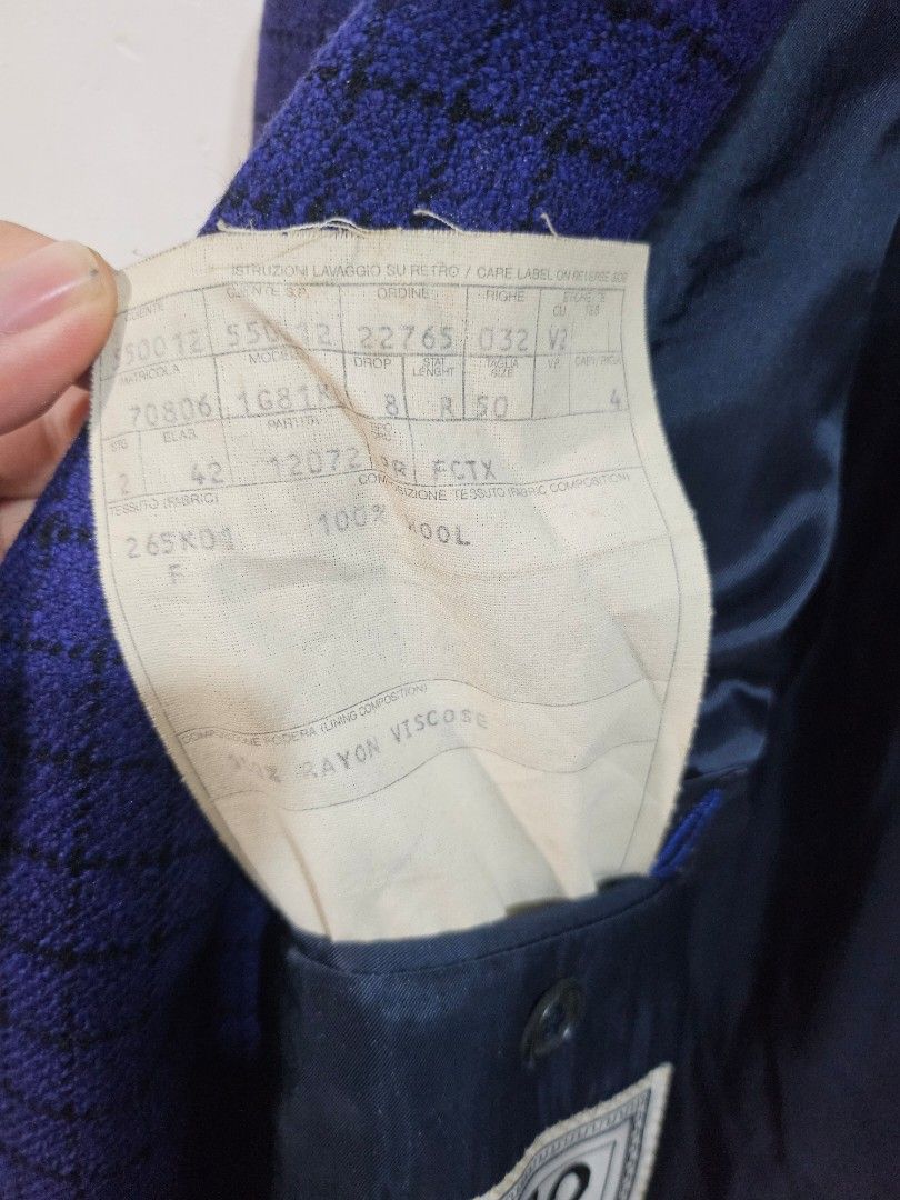 ​[VINTAGE] V2 BY VERSACE Wool Windowpane Blazer Jacket (Size 50 / US 40) (Category: Coats, Jackets and Outerwear) located in Candelaria. Submitted by bentablesetc (Listing ID 1469631895, Image 3). Description: ​[VINTAGE] V2 BY VERSACE Wool Windowpane Blazer Jacket (Size 50 / US 40) ​Tagged Size: IT 50 / US 40 (Drop 8 R) ​Pit-to-Pit: 21.5 inches ​Length: 30.5 inches Minor Flaws: Faint surface smudges on the left sleeve 400 + sf only MOP: Gcash Cou