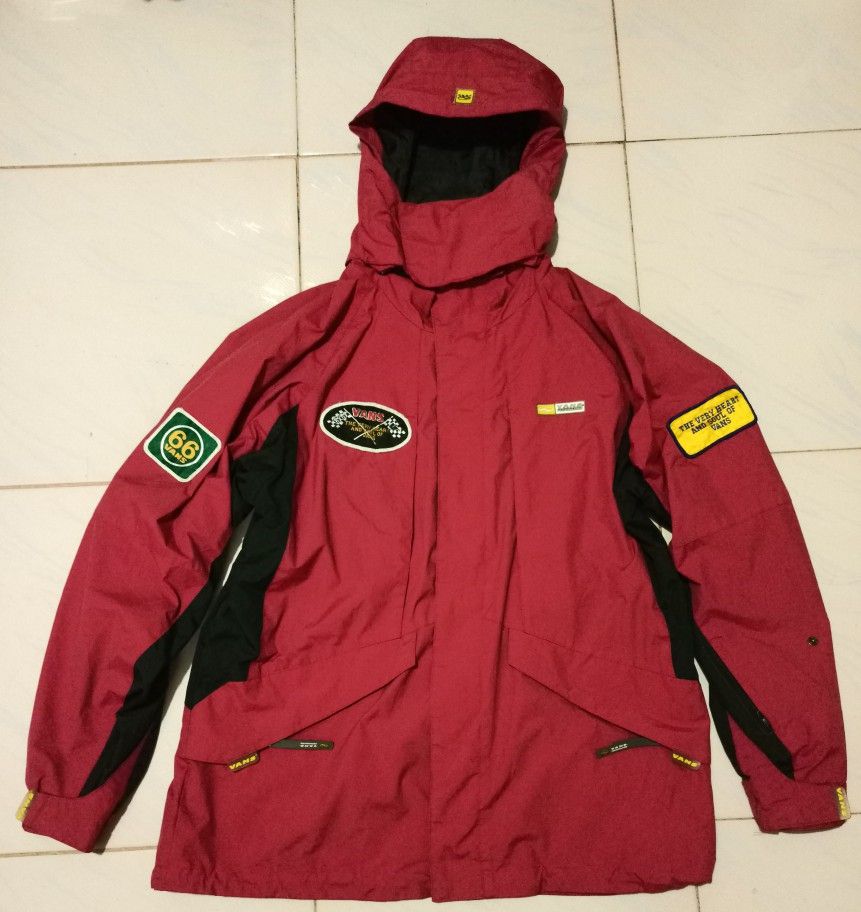 Vintage Y2k VANS Jacket (Category: Coats, Jackets and Outerwear) located in Manila. Submitted by secretthrift_07 (Listing ID 1469578583, Image 3). Description: 🔥Vintage Y2K VANS Technical Snowboard Jacket🔥 Description: 🏁 Insane vintage late 90s / early 2000s (Y2K era) Vans technical winter outerwear jacket. Heavy skate / gorpcore / techwear aesthetic with a perfect boxy silhouette. ✅Features: • Premium 3M Thinsulate insulation lining for light